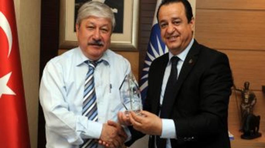 Tsyd'den Akaydın'a Teşekk&uuml;r Plaketi