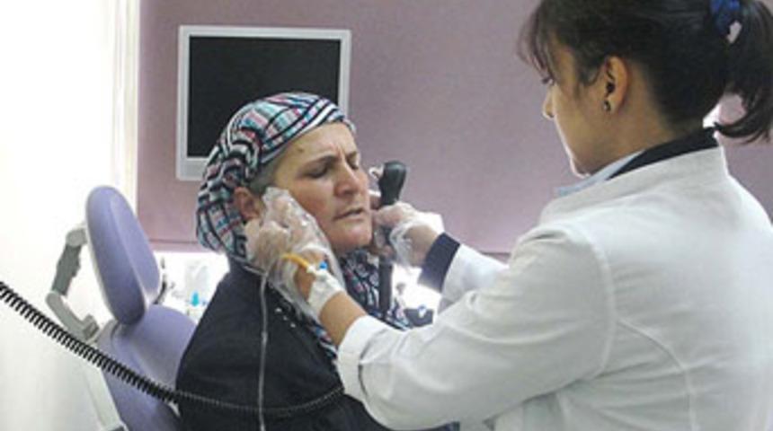 Kolunda serumla 50 hastaya baktı