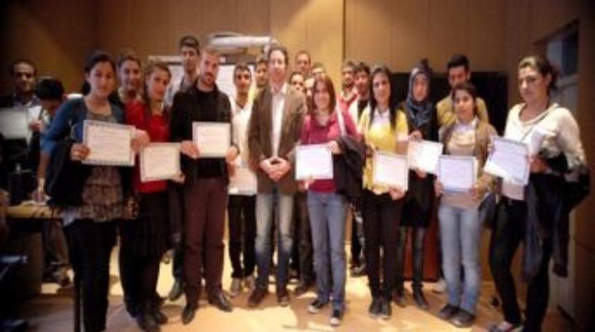 Hakkari &Uuml;niversitesi'nden İki Dilli Takdirname