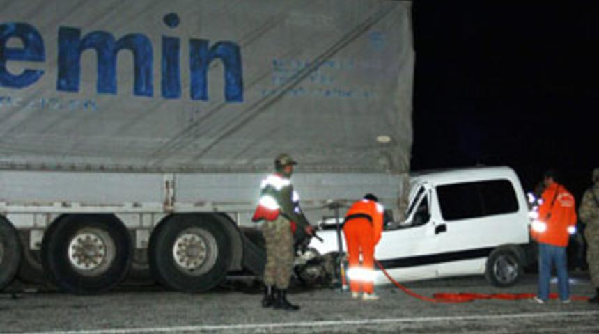 Otomobil TIR'ın altına girdi: 2 ölü