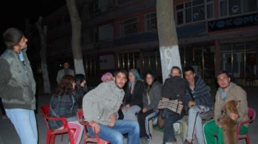 Pazarlarlılar, Geceyi Dışarıda Ge&ccedil;iriyor