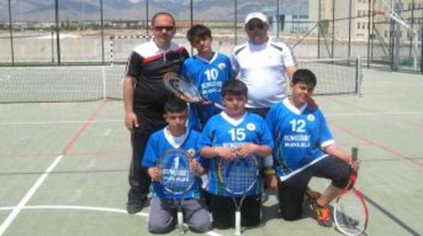 &Ouml;zel Sungurbey İlk&ouml;ğretim Okulu, yıldız erkeklerde Niğde 1.si oldu