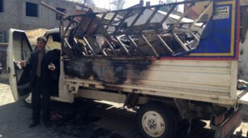 Muş'ta 2 ara&ccedil; kundaklandı