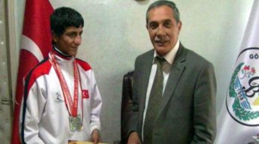 Başkan &Ouml;zdemir'den Sporcuya Altın &Ouml;d&uuml;l