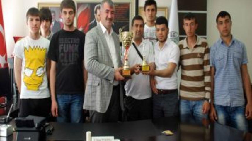Şampiyonluk Kupalarını Belediye Başkanına Verdiler