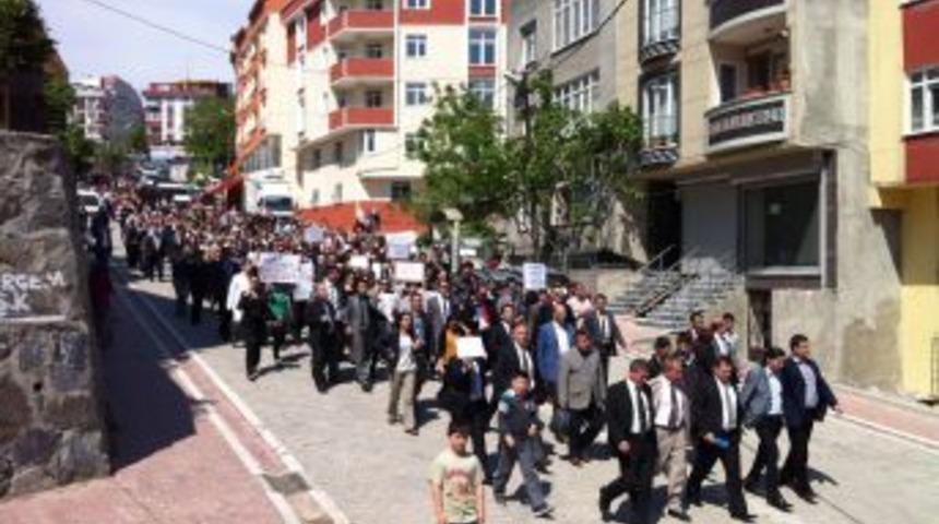 &Ouml;ğretmenler, meslektaşlarına yapılan saldırıyı protesto etti