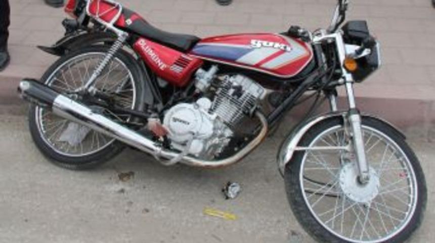 Dur İhtarına Uymadı &Uuml;zerinde &Ouml;l&uuml;m&uuml;ne Yazan Motosikletle Polise &Ccedil;arptı