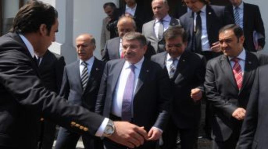 İ&ccedil;işleri Bakanı, Parkasını Dondurucu Soğukta Sağ Yakalanan Ter&ouml;riste Veren Şehit Uzman &Ccedil;avuş İ&ccedil;in Konuştu