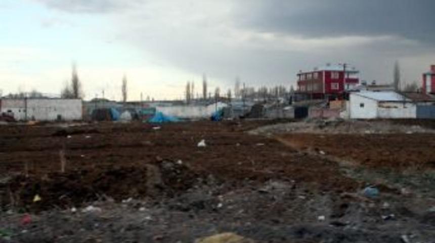 Kars'ta Cadde Ve Sokaklara D&ouml;k&uuml;len Hayvan Dışkısı İnsanların Sağlığını Olumsuz Etkiliyor