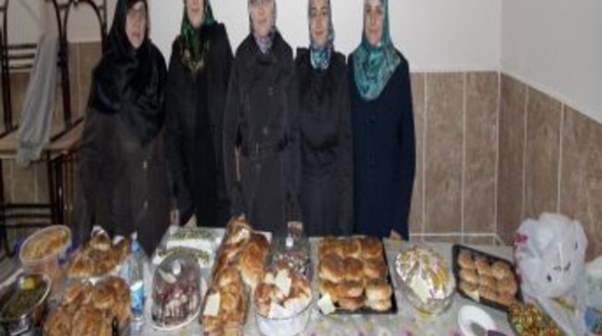 Ak Kadınlar Kutlu Doğum Coşkusunu Paylaştılar