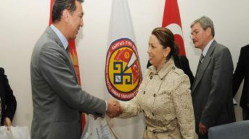 Kırgızistanlı Bakan, &Ccedil;alık'tan, T&uuml;rkiye'den Sağlık Desteği İstedi