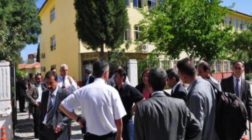 &Ouml;ğretmene Sınıfta &Ccedil;irkin Saldırı