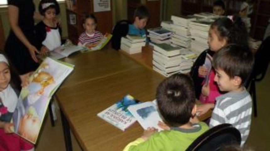 Miniklerden K&uuml;t&uuml;phane Ziyareti