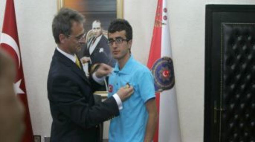 Emniyet M&uuml;d&uuml;r&uuml; G&uuml;ven, YGS Siirt Birincisi Toprak'ı altınla &ouml;d&uuml;llendirdi