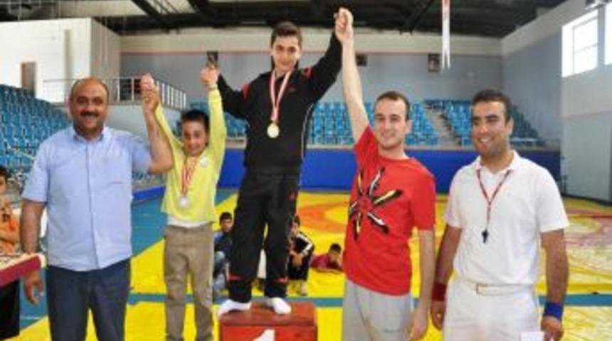 D&uuml;zce'de 23 Nisan G&uuml;reş Turnuvası Sona Erdi