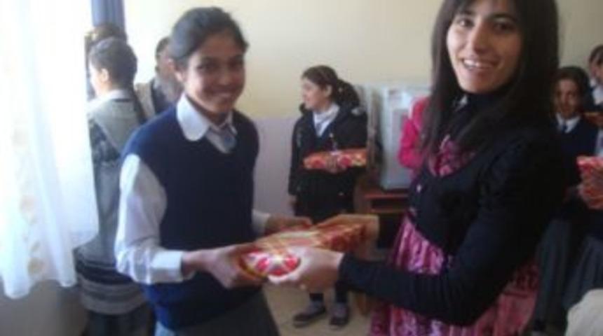 &Ccedil;aldıran Belediye Başkanı Ferman Yıldırım'dan &Ouml;ğrencilere Kitap Ve Kırtasiye Yardımı