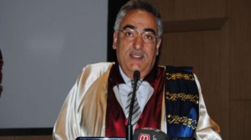 Cumhuriyet &Uuml;niversitesi'nde belge teslim ve c&uuml;bbe giyme t&ouml;reni yapıldı