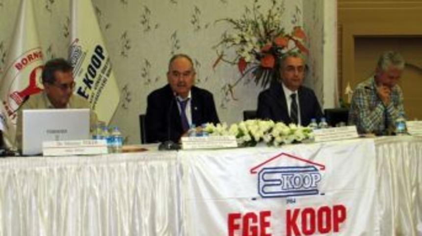 &Ouml;zfatura: İzmir'in en b&uuml;y&uuml;k sorunu gecekondulaşma ve seyyar satıcılık