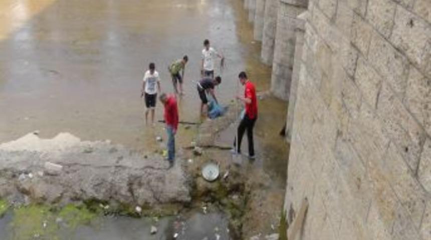 Beyşehir'de Esnaflar Kanal Temizledi