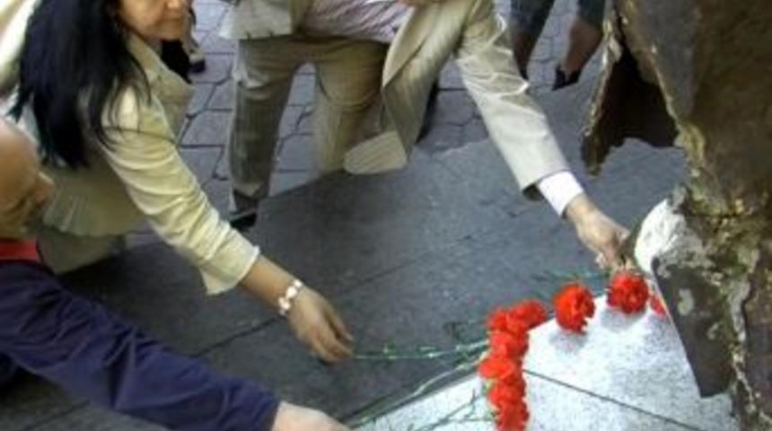 BDP&rsquo;liler, kanlı 1 Mayıs&rsquo;ta hayatını kaybedenleri andı