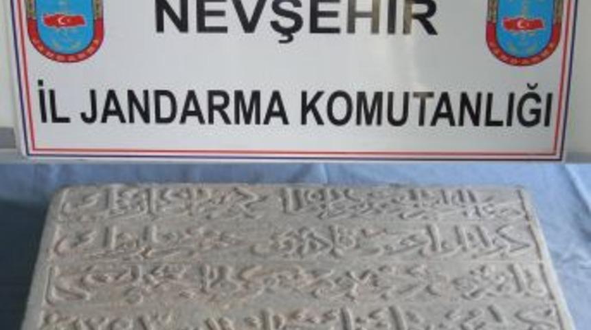 Tarihi kitabeyi &ccedil;alanlar yakalandı