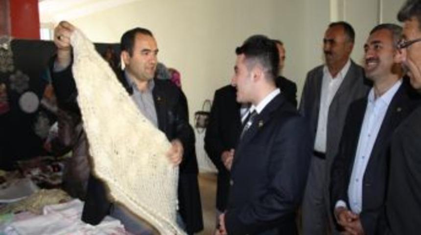 G&ouml;n&uuml;ll&uuml; bayanlar &ouml;ğrenciler i&ccedil;in kermes d&uuml;zenledi