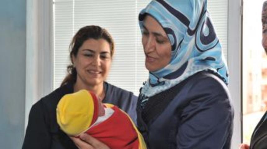 Vali eşi Ayanoğlu, Kutlu Doğum anısına 20 bebeğe &ccedil;eyrek altın taktı