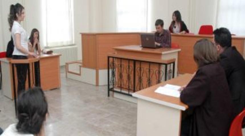 Sel&ccedil;uk Hukuk'ta Kurgusal Duruşma