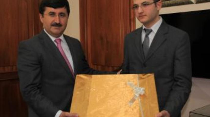 Amasya Valisi'nden Ygs 4.s&uuml;ne Bilgisayar