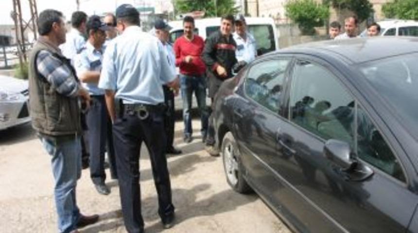 16 bin lirasını kaptırmamak i&ccedil;in kendini araca kilitleyip patlak lastikle ka&ccedil;tı