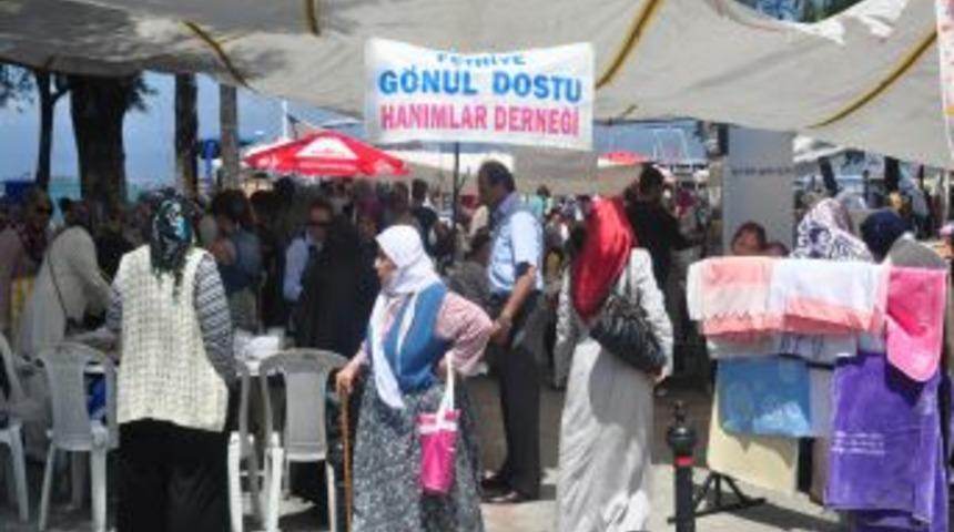 Fethiyeli kadınlar, &ouml;ğrenciler yararına kermes d&uuml;zenledi