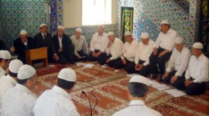 Balıkesir'de Kur'&acirc;n &ouml;ğrenen vatandaşlar hatim duası yaptı