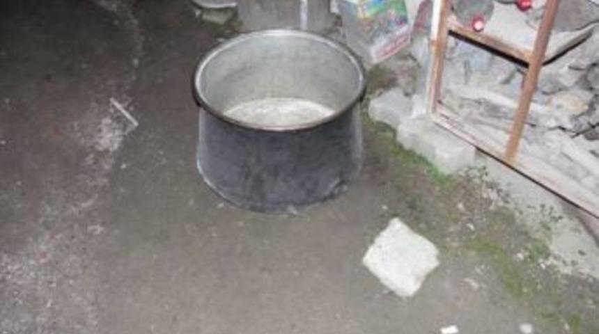 Evlerden bakır kazan ve musluk &ccedil;aldığı iddiasıyla &uuml;&ccedil; kadın tutuklandı