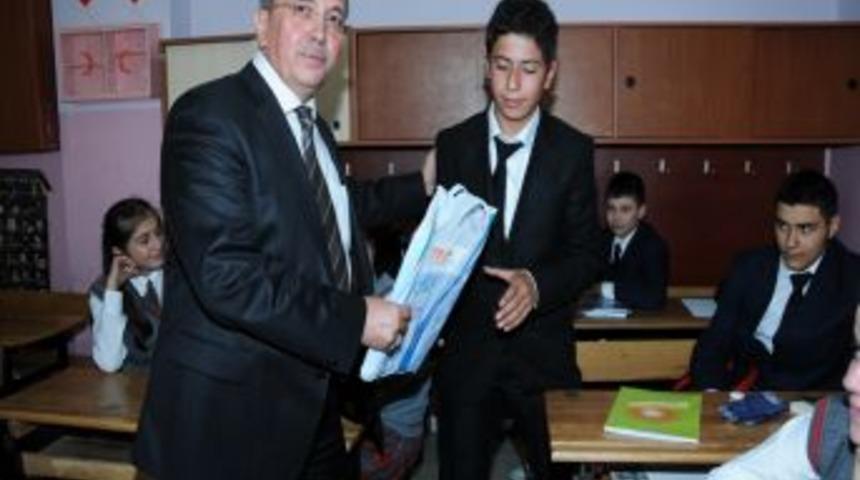 Pursaklar Belediye Başkanı &Ccedil;etin'den &ouml;ğrencilere kitap serisi