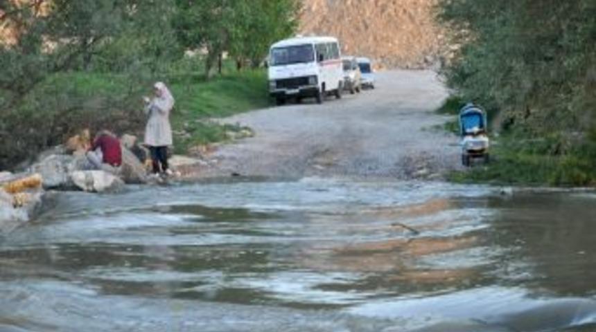 Bu k&ouml;pr&uuml;de sular alttan değil, &uuml;stten akıyor