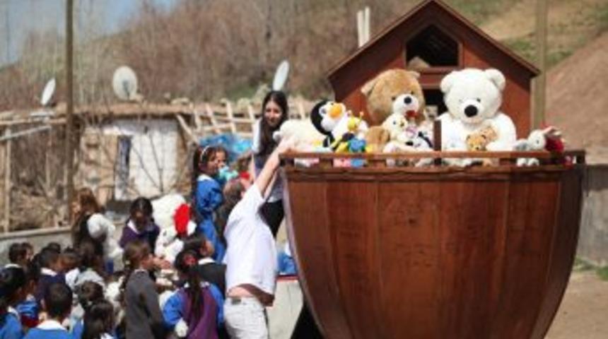 Oyuncak Dolu 'nuh'un Gemisi' Van'da