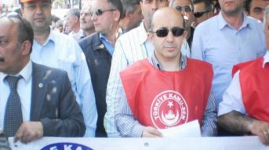 T&uuml;rk-İş Ve Kamu-Sen &Uuml;yelerinden 1 Mayıs Kutlamalarına Broş&uuml;rl&uuml; Davet