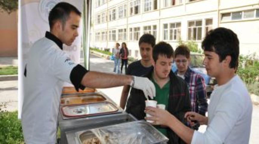 Kamp&uuml;s &ouml;n&uuml;nde sıcak &ccedil;orba dağıtımı &ouml;ğrencilerden yoğun ilgi g&ouml;r&uuml;yor