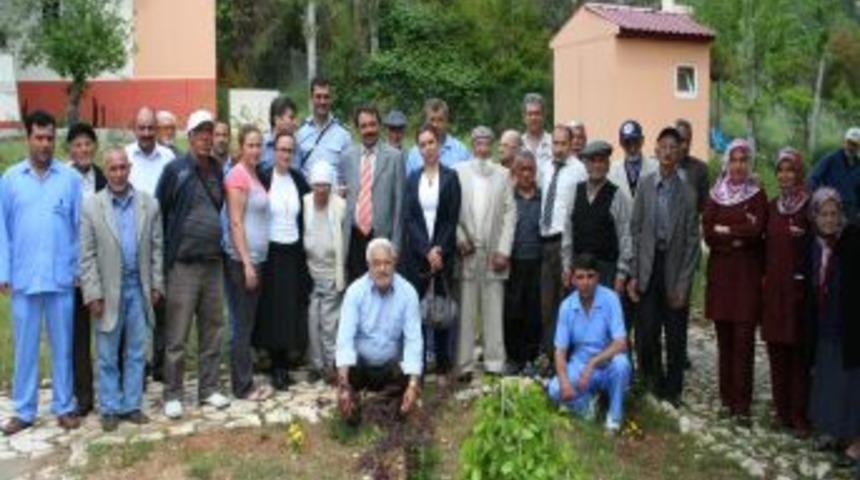 Huzurevi Sakinlerine K&ouml;y Sofrası Kuruldu