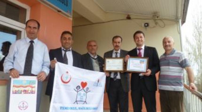 Cumhuriyet İlk&ouml;ğretim Okulu Bayraklarını Aldı