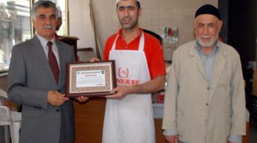 Başkan B&uuml;y&uuml;kaslan'dan Menekşe Fırınına Teşekk&uuml;r Belgesi