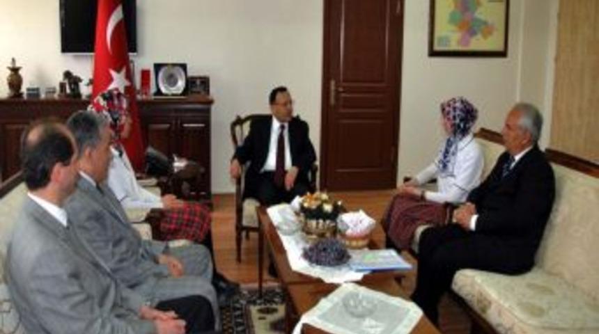 Vali Saran başarılı &ouml;ğrencileri altınla &ouml;d&uuml;llendirdi