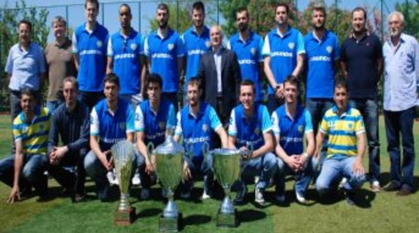 Fenerbah&ccedil;e Grundig Erkek Voleybol Takımı &Uuml;&ccedil; Kupayla Poz Verdi