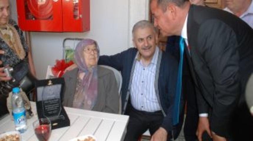 Bakan Yıldırım&rsquo;dan 'Bayındır&rsquo;ın Zeynep Ninesi&rsquo;ne plaket