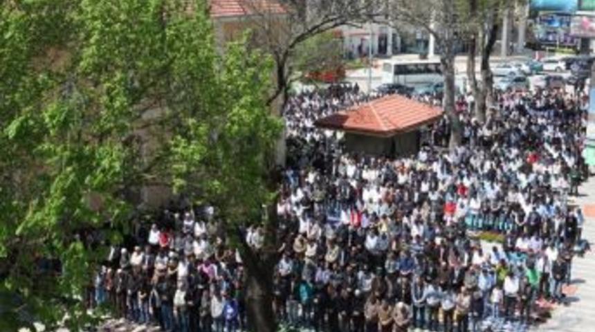 Orhan Cami Meydanında Cuma Namazı