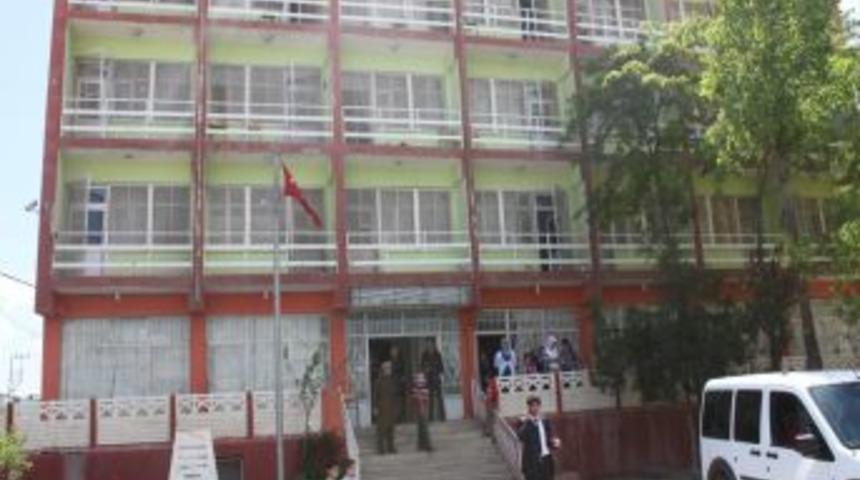 Depremzedeler, kendilerine molotofla saldıranları kınadı