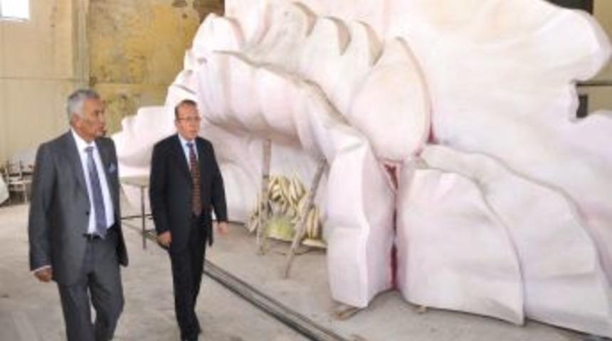 Vali Oğuz, G&uuml;l Heykeli'nin Festivale Yetiştirilmesini İstedi