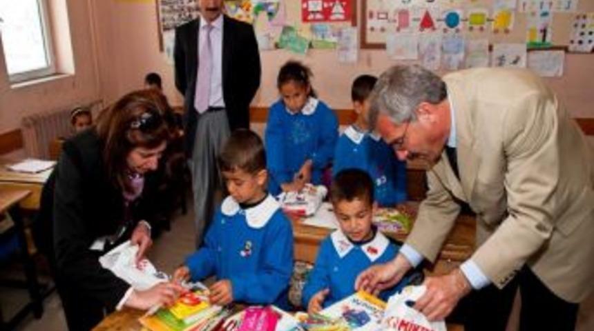 Ak Parti Bitlis Kadın Kolları'ndan Ercişli &Ouml;ğrencilere Yardım