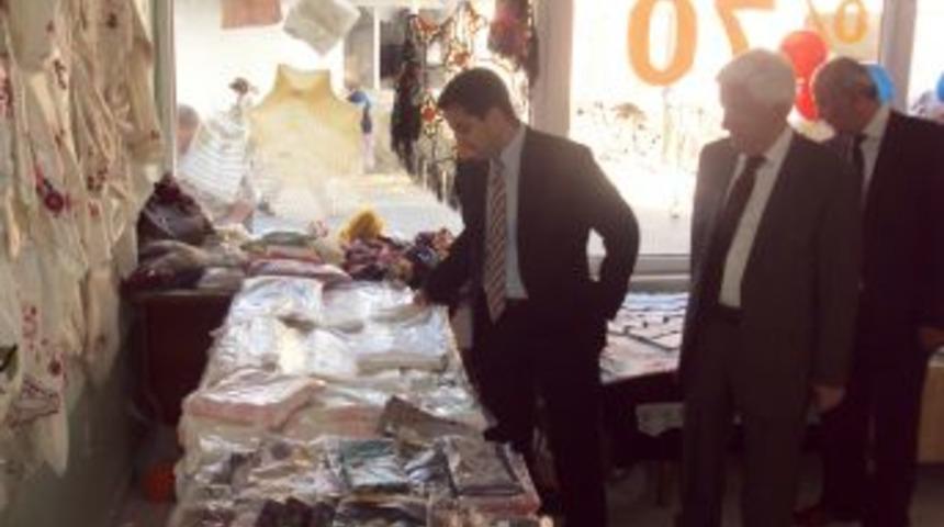 İhtiya&ccedil; sahibi &ouml;ğrenciler yararına d&uuml;zenlenen kermes, yoğun ilgi g&ouml;rd&uuml;