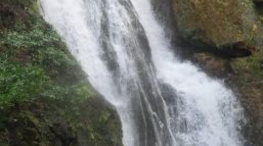 Aktaş Şelalesi Doğa G&uuml;zelliği İle B&uuml;y&uuml;l&uuml;yor